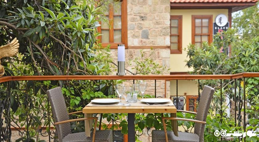 رستوران فضای باز هتل میا